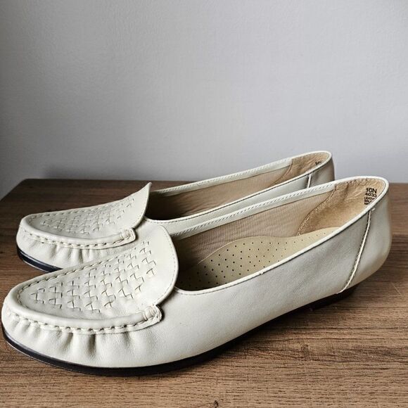 NEVER WORN SOFT SPOTS BONE WHITE GENUINE LEATHER LOAFERS SIZE 9.5 & 10N - Picture 1 of 16